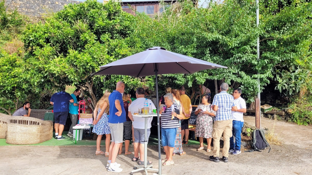 Gäste begegnen sich nach dem Konzert am Hofladen der Finca Maranatha
