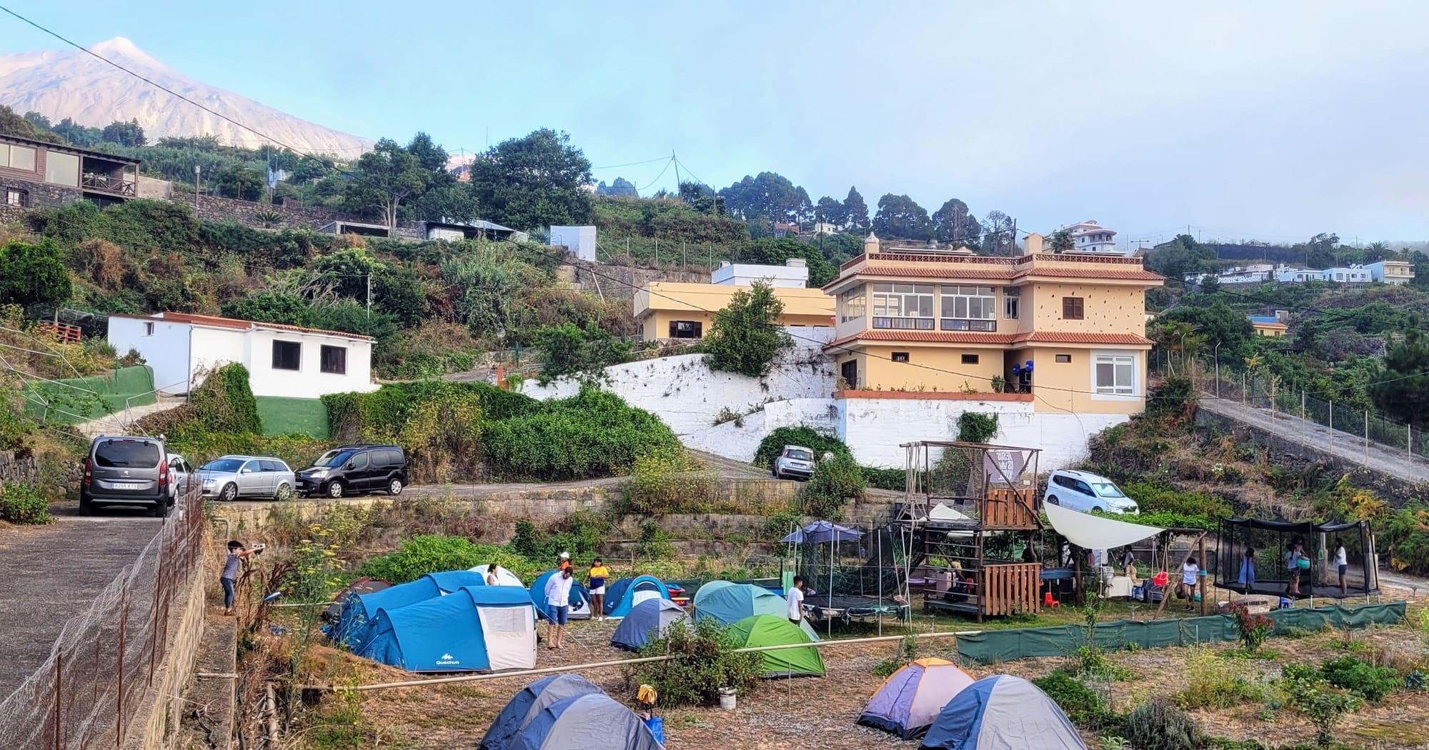 Zeltlager auf dem Gelände der Finca Maranatha auf Teneriffa