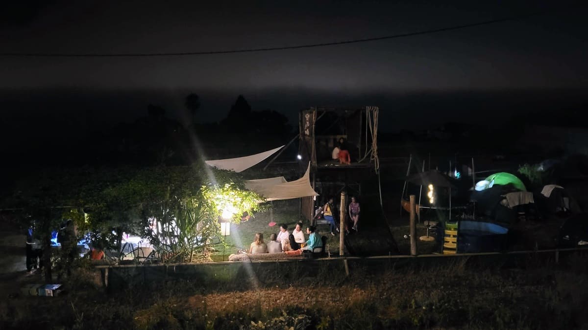 Ambiente nocturno del campamento en la Finca Maranatha