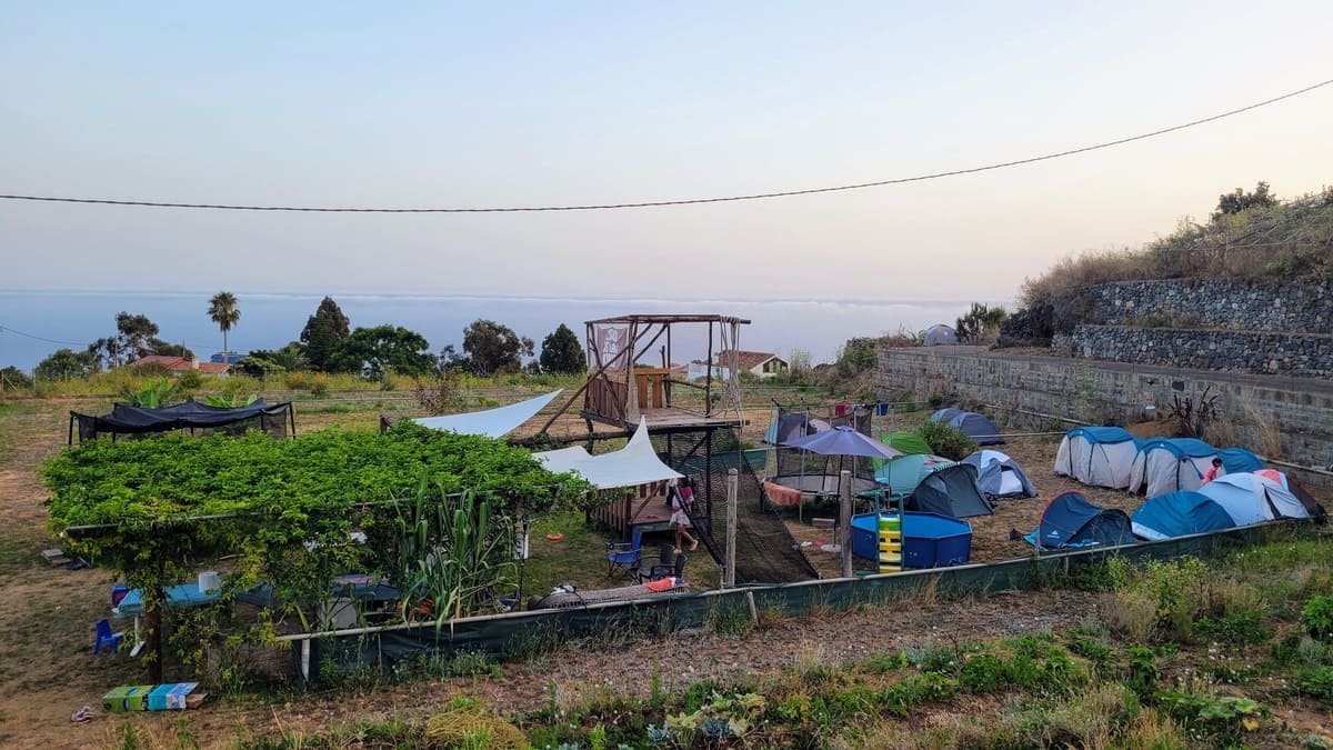 Vista del campamento y los huertos de la Finca Maranatha