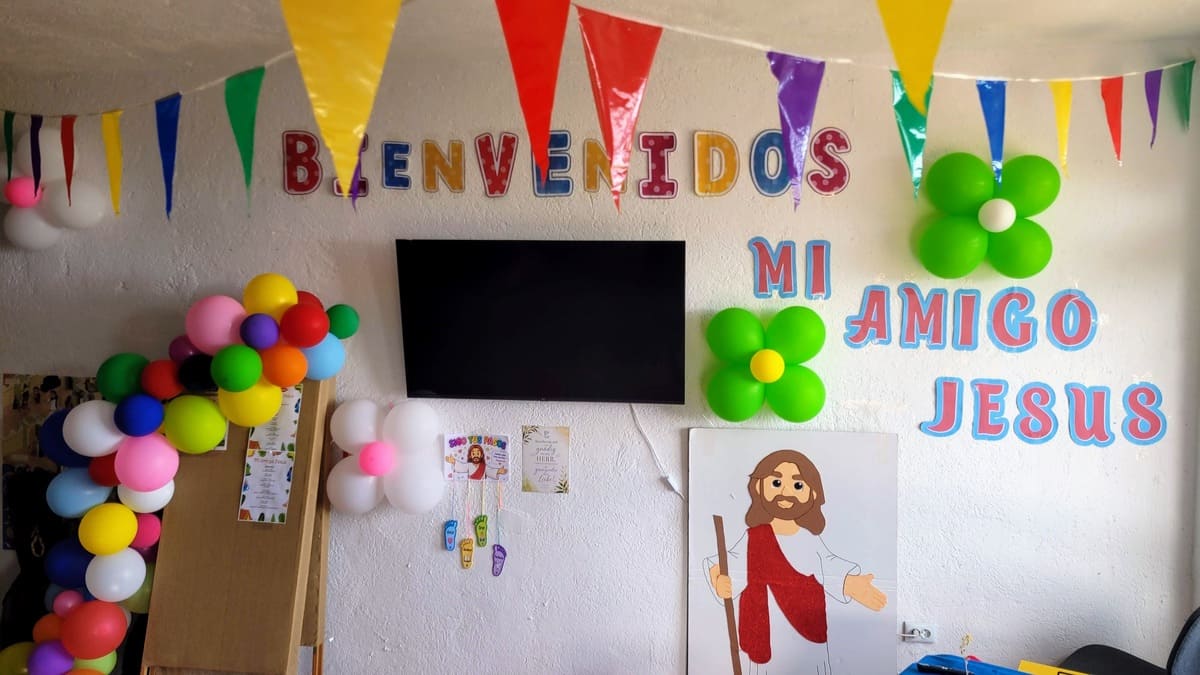 Decoración con el lema Mi amigo Jesús en el salón comunitario