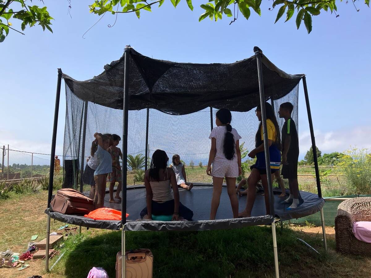 Niños en el trampolín durante el fin de semana de acampada