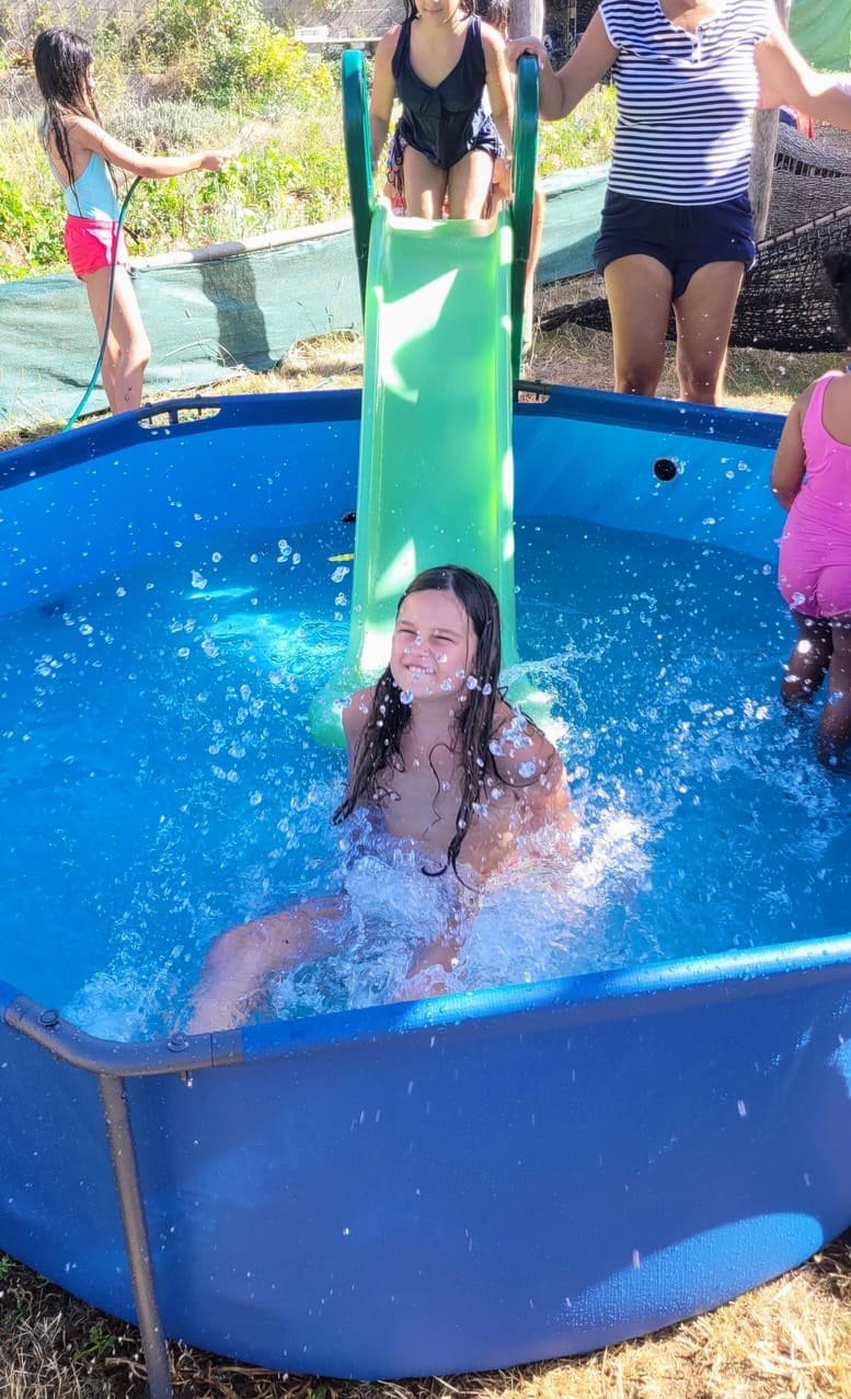 Niña jugando en la piscina que trajeron los visitantes