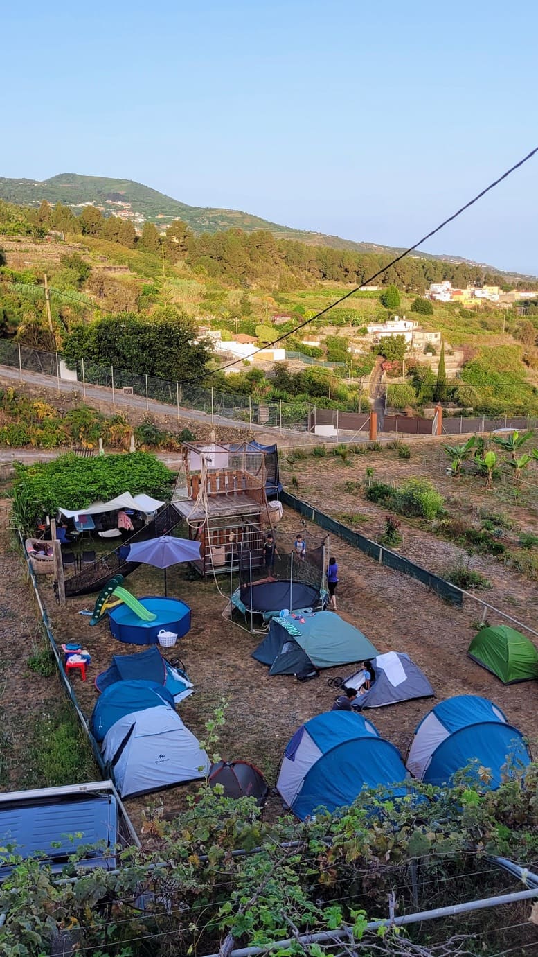 Tiendas de campaña en el terreno de la Finca Maranatha