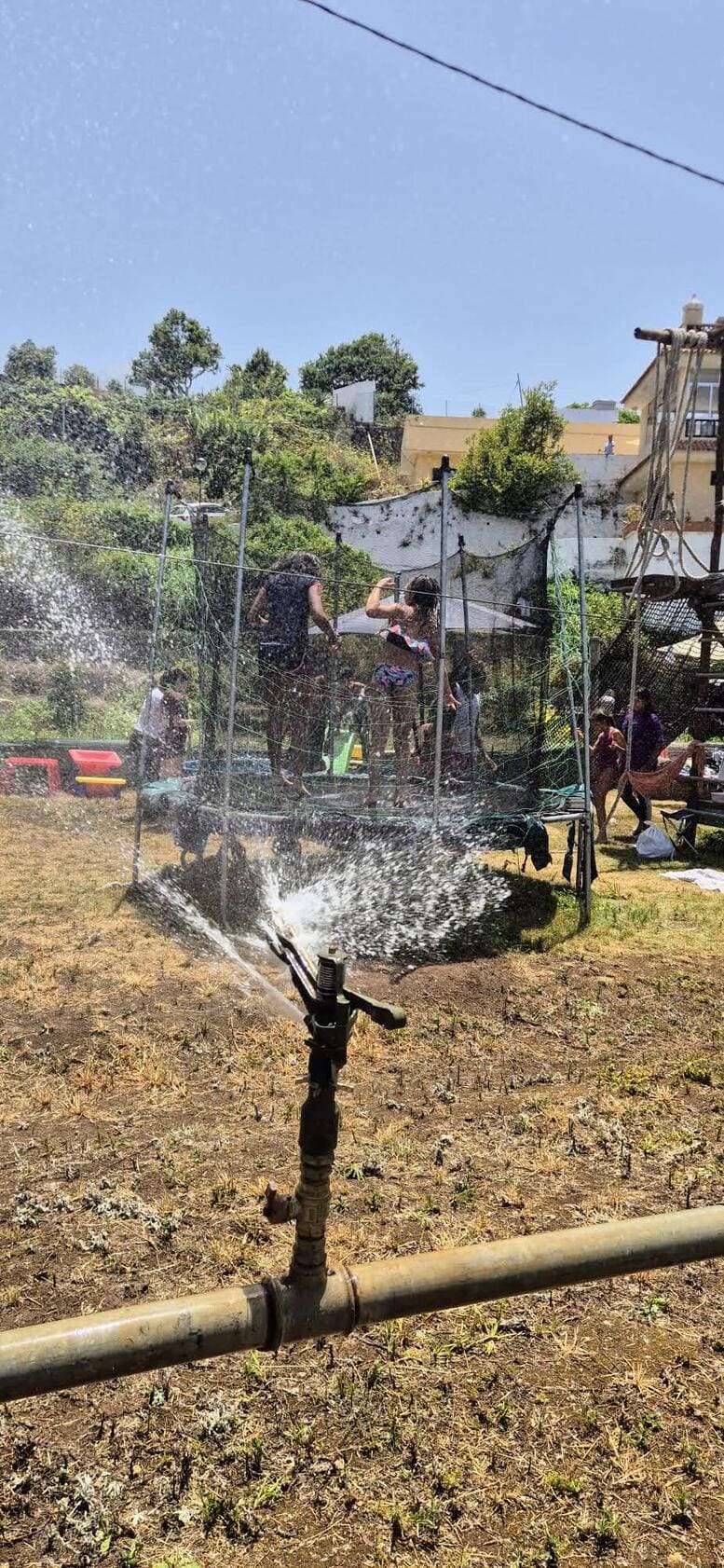 Aspersor de agua para refrescarse al final del fin de semana