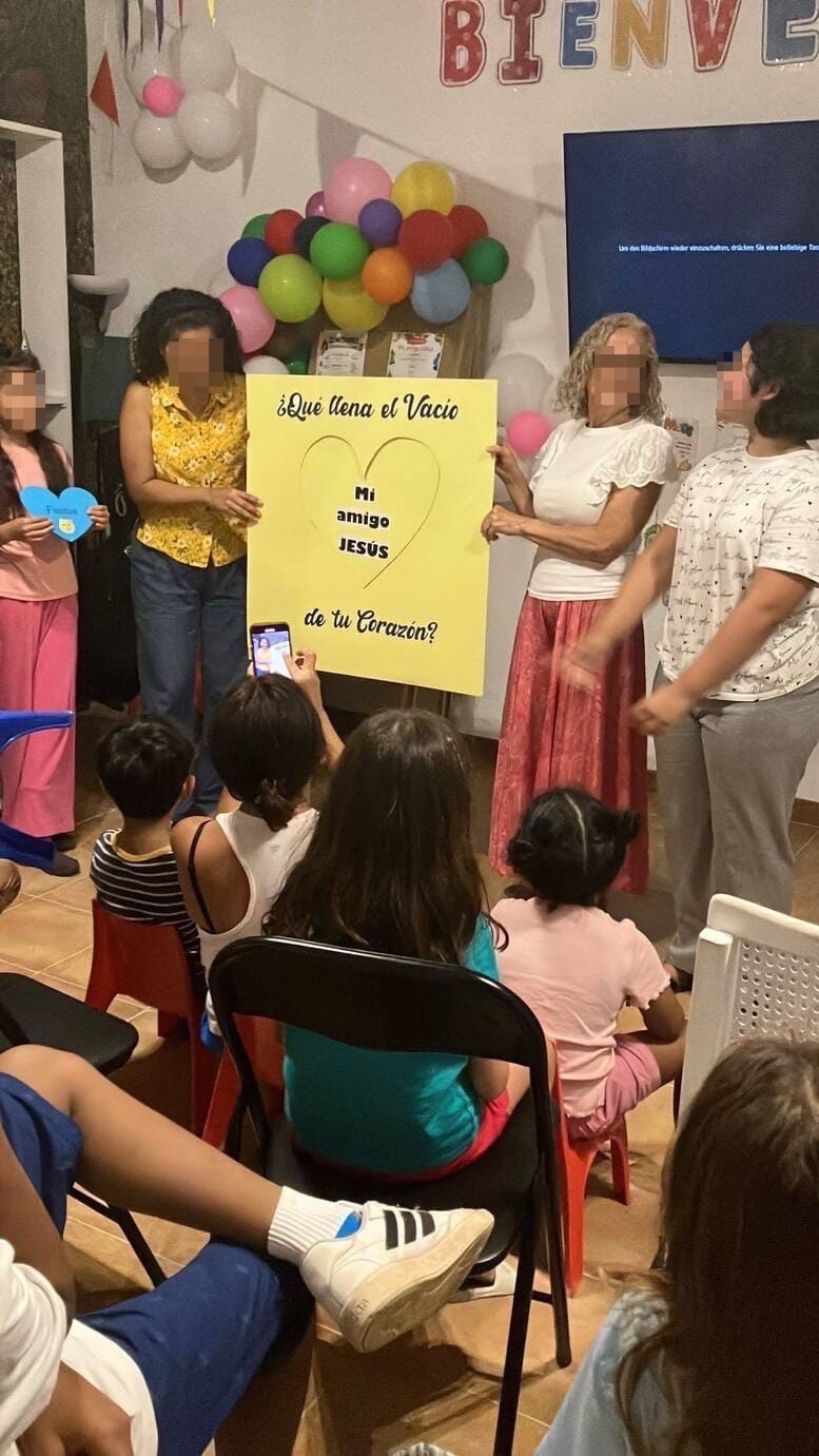 Niños durante el programa espiritual bajo el lema Mi amigo Jesús
