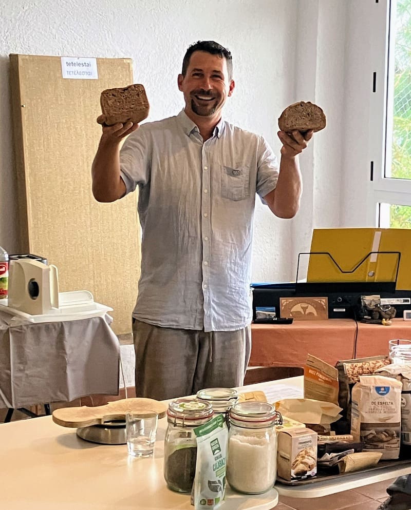 Beim Brotbackworkshop werden zwei angeschnittene Brote gezeigt, eines mit kantiger und eines mit gewölbter Oberseite.