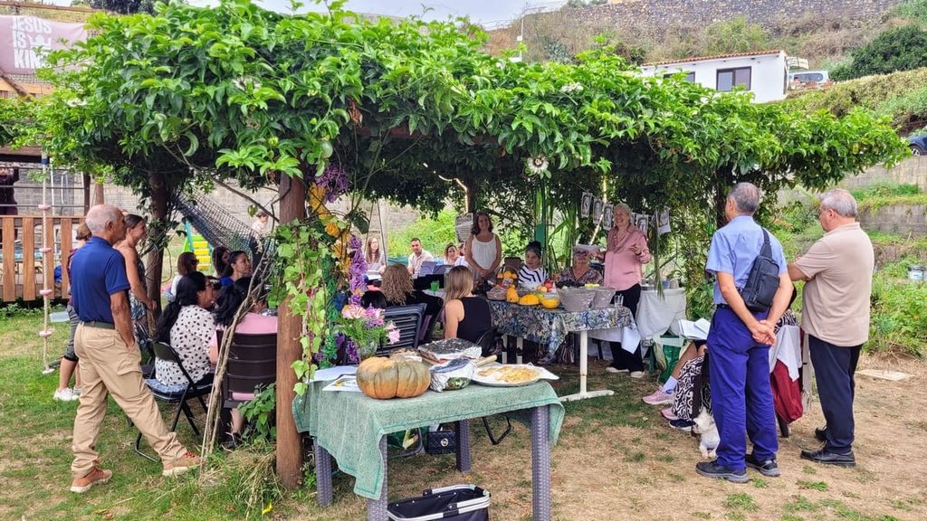 Gemeinsame Sukkot-Feier unter dem grünen Dach der Laubhütte auf der Finca Maranatha.