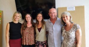 Gruppenfoto der fünf Mitwirkenden des Familienkonzerts auf der Finca Maranatha am 3. Oktober 2026.